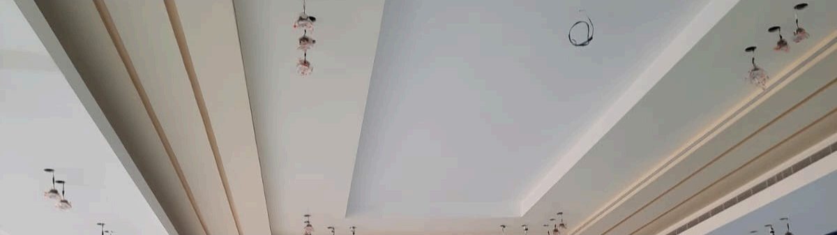 Decorative gypsum cove ceiling with chandelier fittings